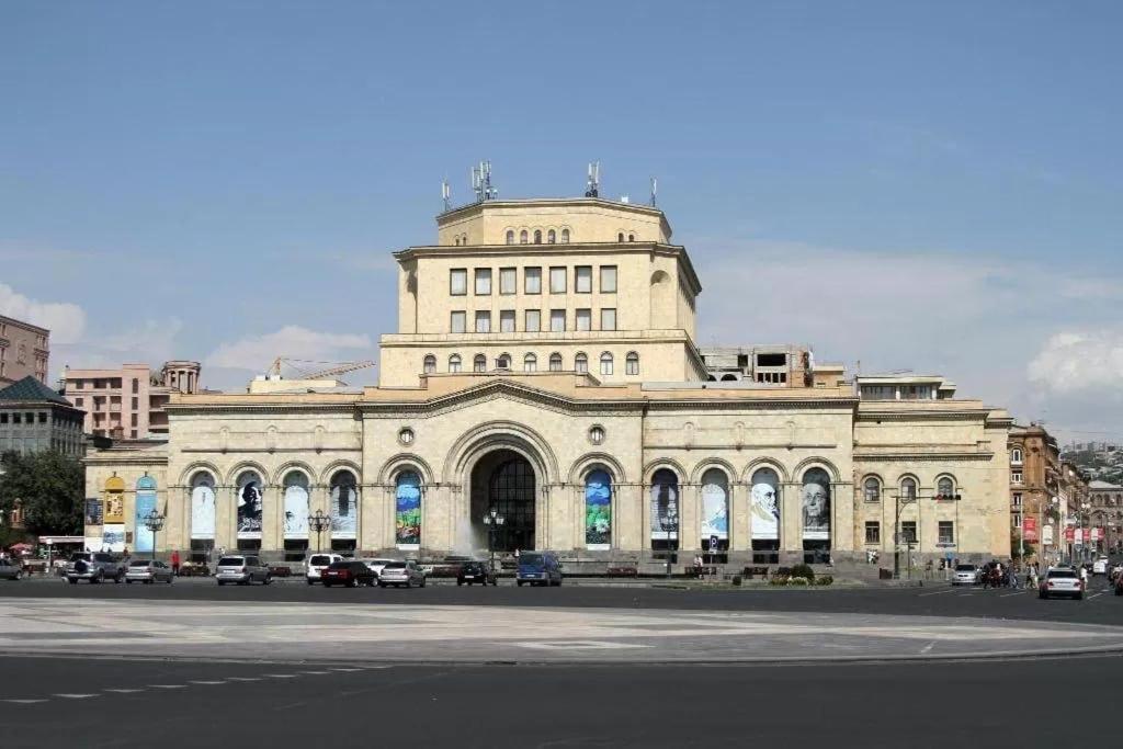 Apartment Near Republic Square Ереван Екстериор снимка
