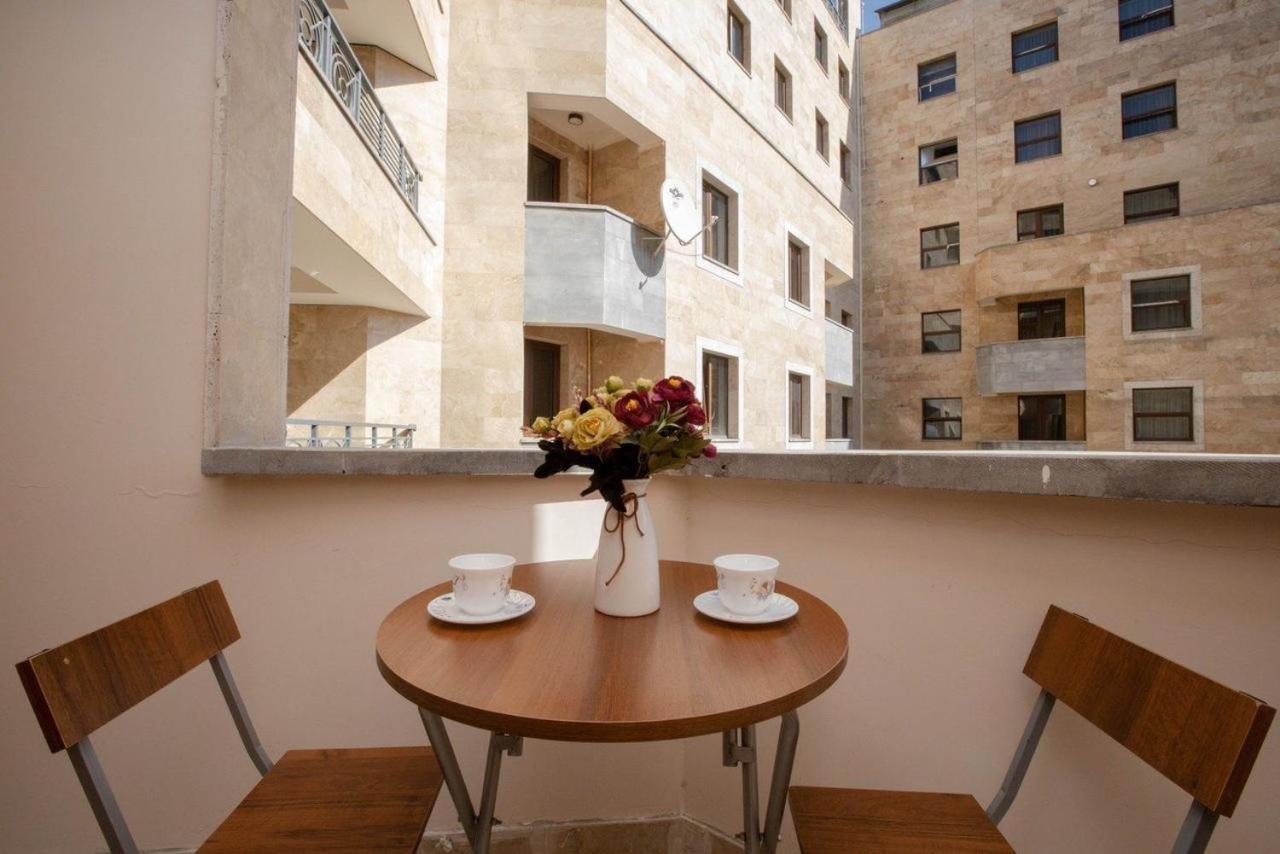 Apartment Near Republic Square Ереван Екстериор снимка